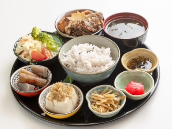 健康に良い品数が多い定食のイメージ画像