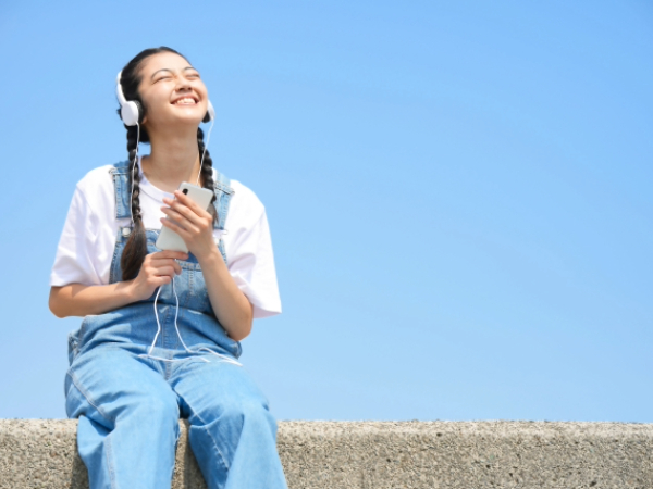音楽を聴く女性のイメージ画像