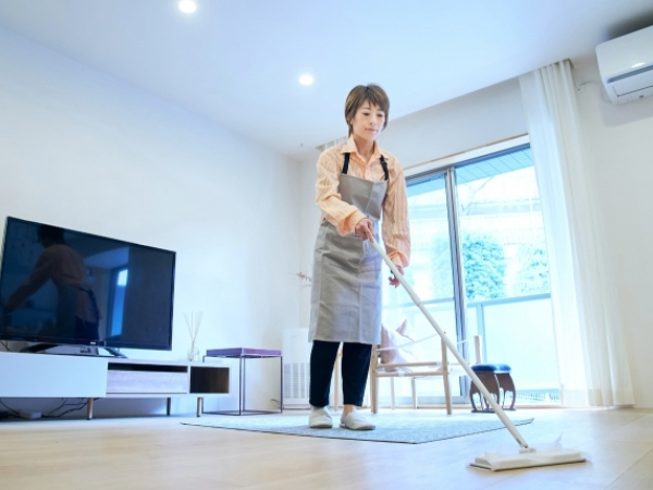 フローリングの掃除をする女性のイメージ画像