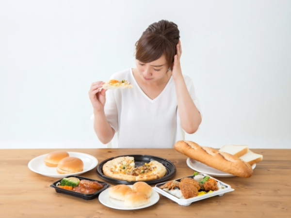 ダイエットで悩む女性のイメージ画像