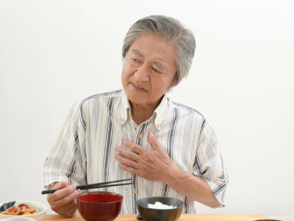 食欲がない高齢男性のイメージ画像