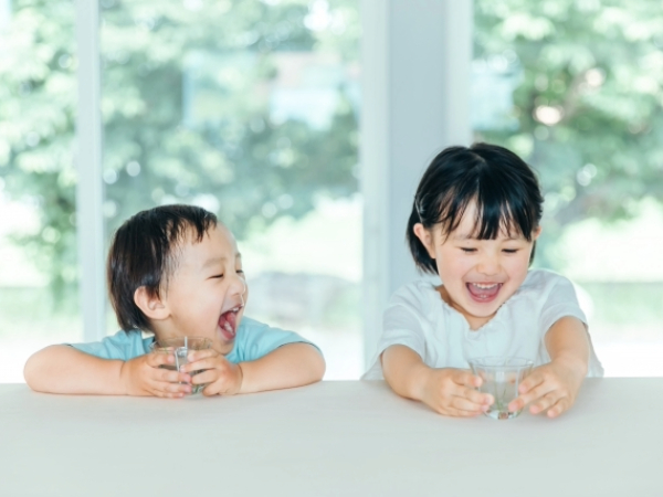 水を飲む子供たちのイメージ画像