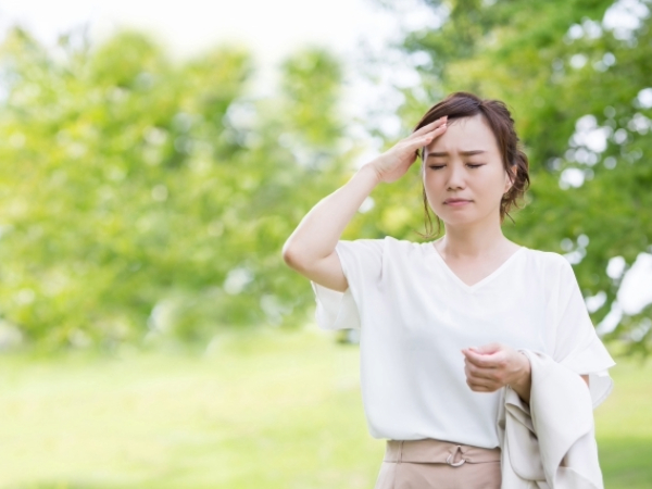夏の暑さで体調が優れない女性のイメージ画像