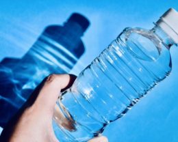水の入ったペットボトルのイメージ画像