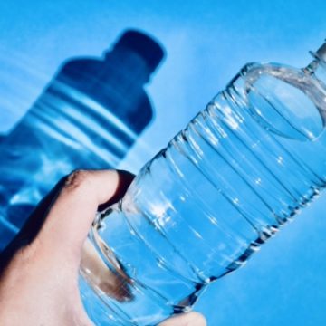 水の入ったペットボトルのイメージ画像