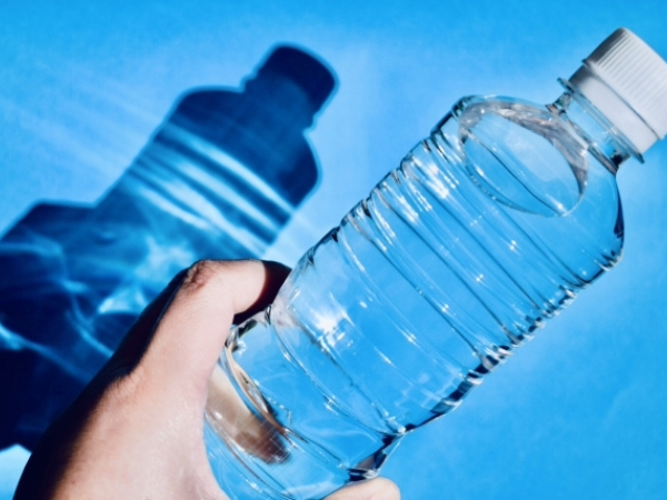 水の入ったペットボトルのイメージ画像