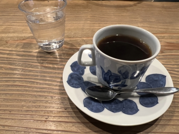 コーヒーと水のイメージ画像