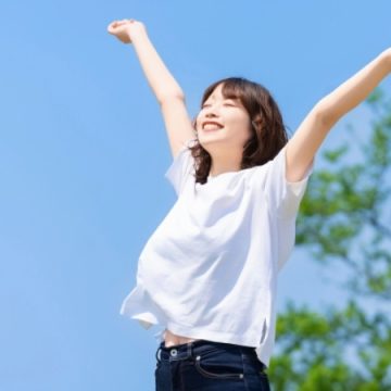 深呼吸をしている女性のイメージ画像