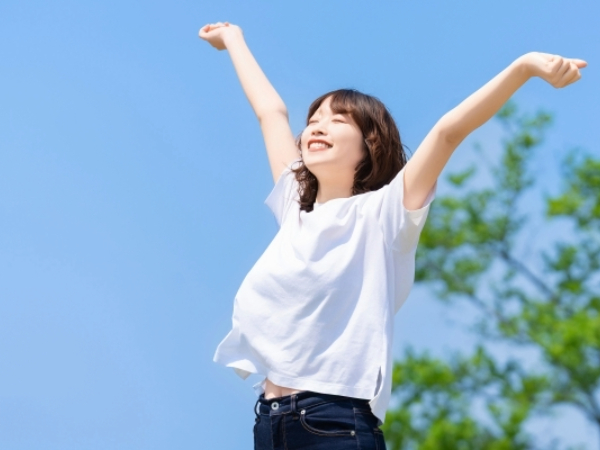 深呼吸をしている女性のイメージ画像
