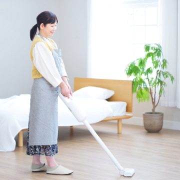 掃除機掛けをする女性のイメージ画像