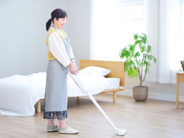 掃除機掛けをする女性のイメージ画像