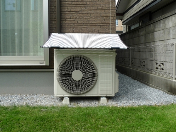 エアコンの室外機に日よけを付けた画像