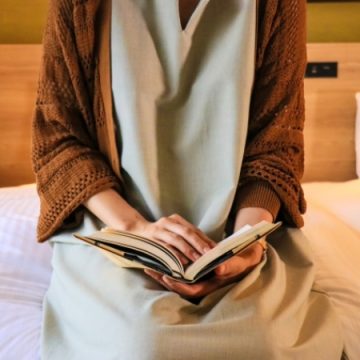 読書をするシニアのイメージ画像