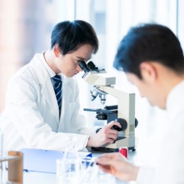 実験する研究者のイメージ画像
