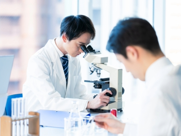 実験する研究者のイメージ画像