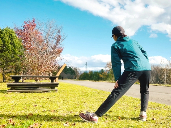 準備運動をしている女性のイメージ画像