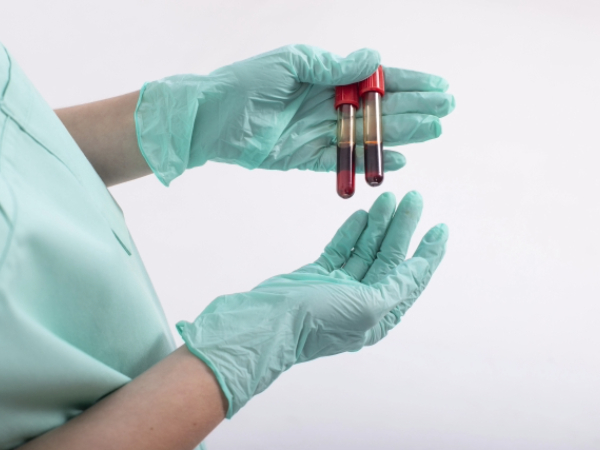 研究所で実験をする研究者のイメージ画像