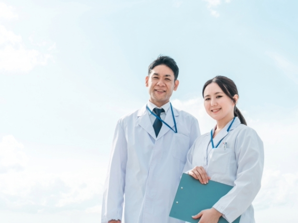 笑顔の医療従事者のイメージ画像