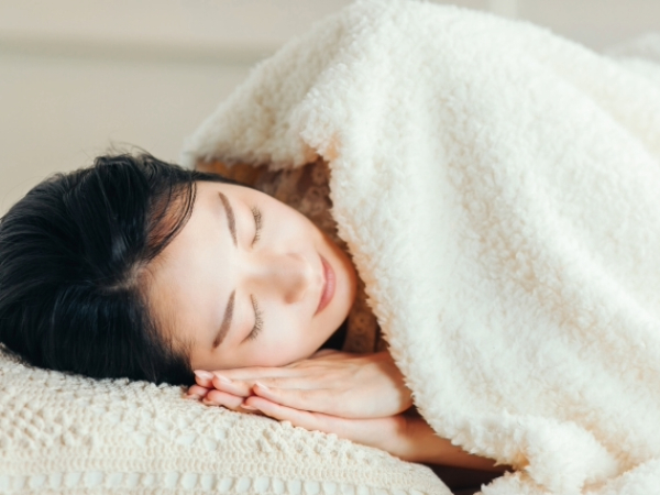 ぐっすり寝ている女性のイメージ画像