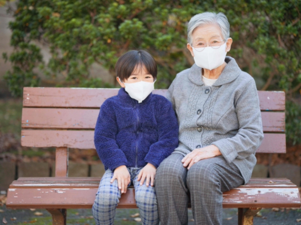 マスクをしているシニアと子供のイメージ画像