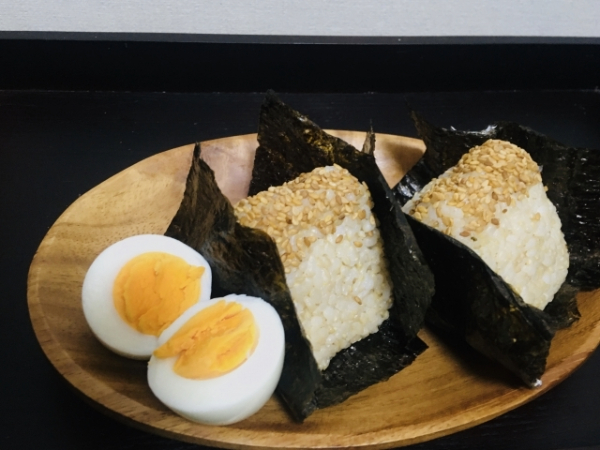 ゆで卵とおにぎりのイメージ画像
