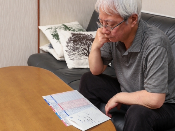 検査結果を確認するシニア男性のイメージ画像