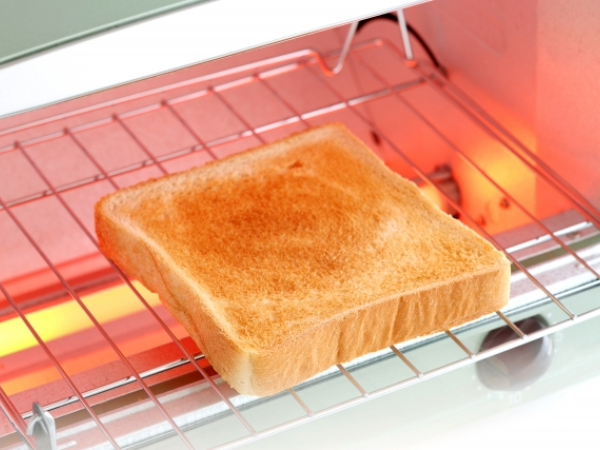 焦げ目のついたトーストのイメージ画像