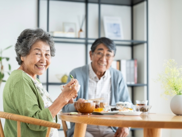 朝食を囲むシニア夫婦のイメージ画像