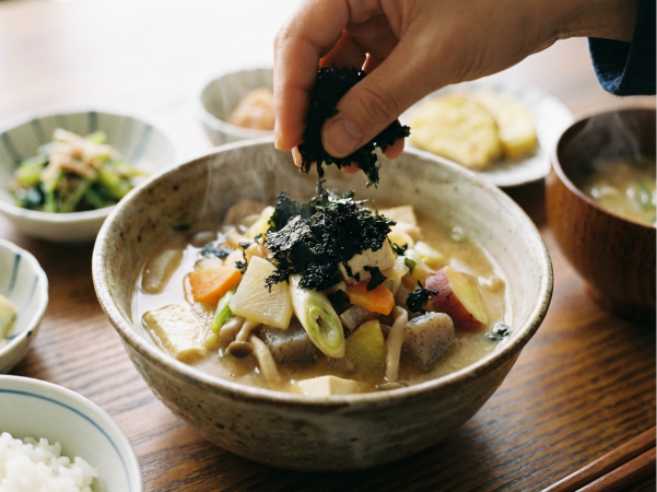 豚汁に焼きのりをかけるイメージ画像