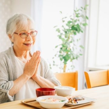 朝食を食べるシニア女性のイメージ画像
