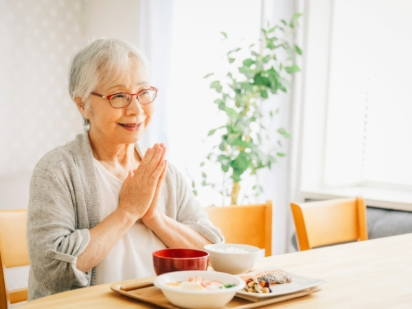 朝食を食べるシニア女性のイメージ画像