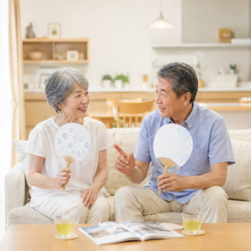夏を振り返って話し合う夫婦のイメージ画像