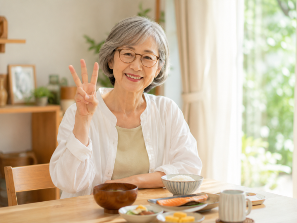 3つのポイントを表しているシニア女性のイメージ画像